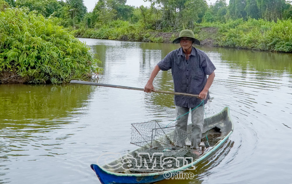 Gia đình ông Nguyễn Hoàng Nghĩa là hộ đầu tiên nhận bồi hoàn, bàn giao hơn 11.000 m2 đất.