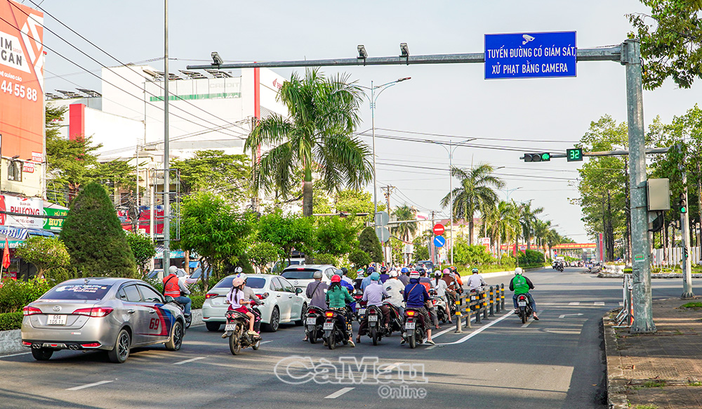Giao lộ Phan Ngọc Hiển - Hùng Vương được đầu tư rào chắn phân làn đường dành riêng cho các phương tiện rẽ phải khi đèn đỏ.