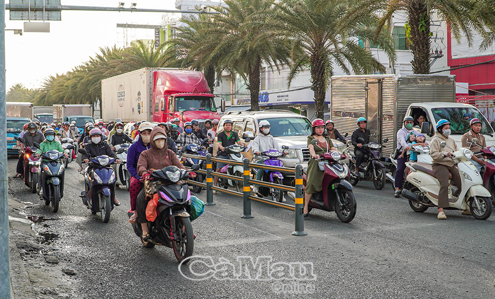 Rào chắn làn dành riêng cho phương tiện được rẽ phải khi đèn đỏ tại giao lộ Hùng Vương - An Dương Vương, phường Tân Thành đã được lắp đặt dần hoàn thiện để đưa vào sử dụng