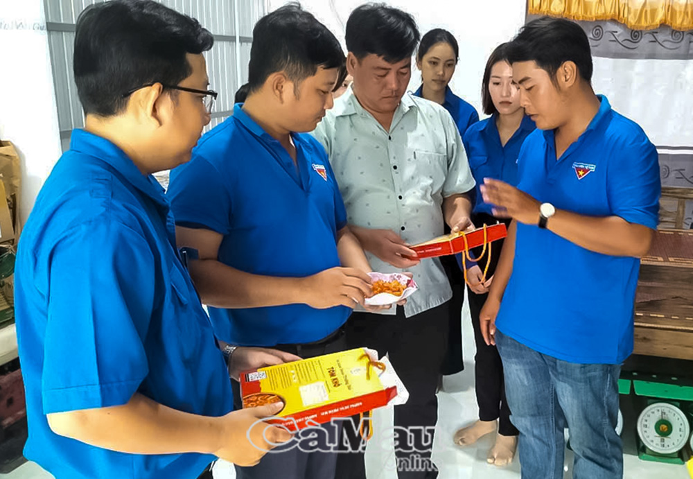 Anh Hải chia sẻ kinh nghiệm cho các thanh niên khởi nghiệp.