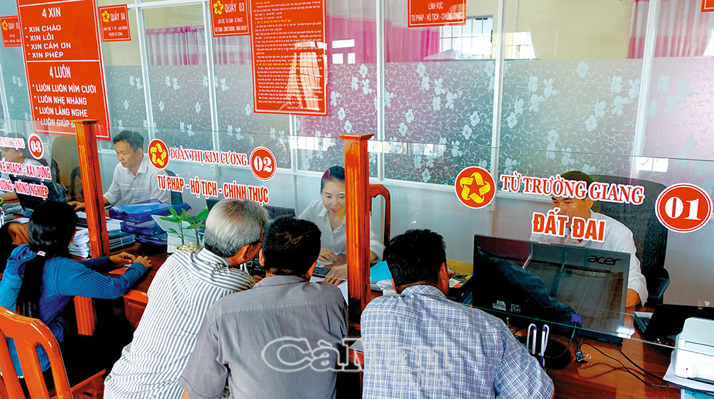 Công chức Trung tâm Phục vụ hành chính công cấp xã hướng dẫn người dân nộp hồ sơ trực tuyến.