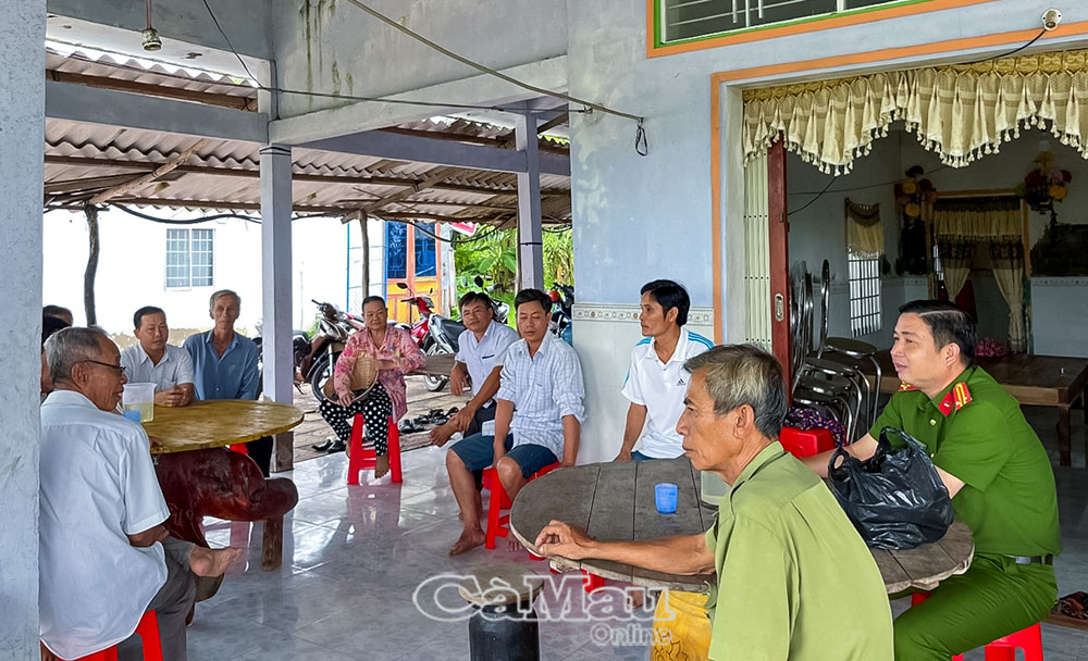Công an xã Tân Hưng tuyên truyền, vận động Nhân dân tố giác, phản ánh hành vi tham gia tệ nạn xã hội góp phần đảm bảo ANTT địa bàn