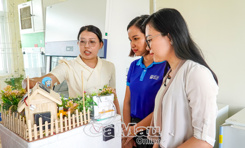 Mô hình dạy học “Ngôi nhà sử dụng năng lượng tái tạo” của Trường Ðại học Bạc Liêu, giúp học sinh tiếp cận trực quan kiến thức liên quan đến năng lượng sạch.