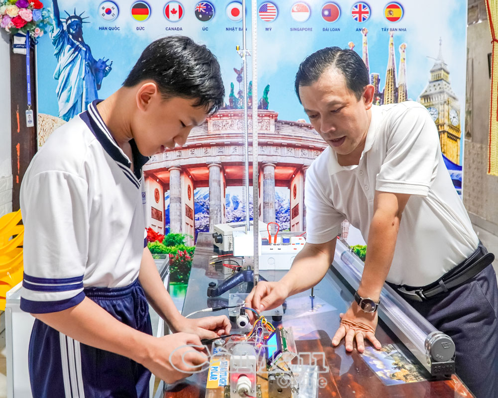 Các dự án, sáng kiến của Tiến sĩ Lê Công Nhã, giáo viên Trường THPT Chuyên Phan Ngọc Hiển, được các trường đánh giá và phản hồi tích cực.