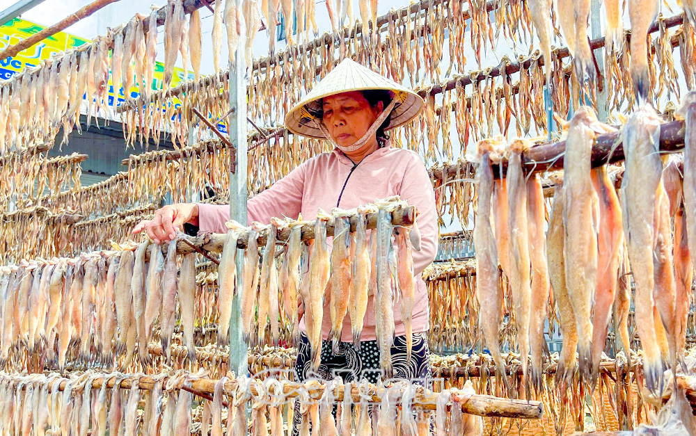 Mùa cá khoai không chỉ mang đến hương vị Tết mà còn tạo việc làm, tăng thu nhập cho nhiều lao động nữ địa phương.