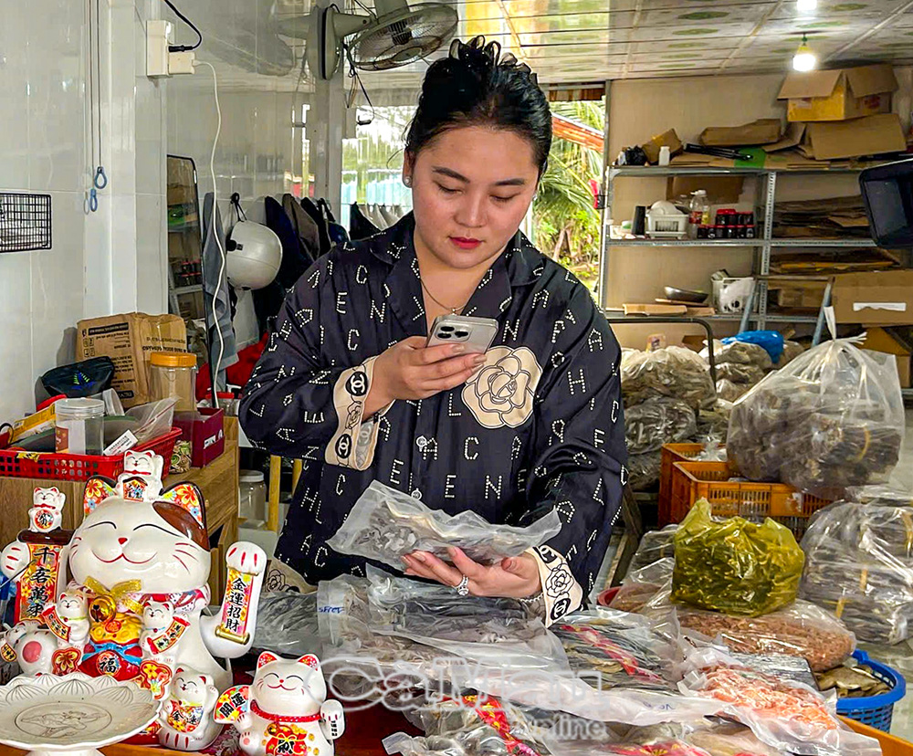 Từ làng biển Cái Ðôi Vàm, chị Nguyễn Ngọc Diễm tận dụng công nghệ quảng bá các đặc sản quê hương.