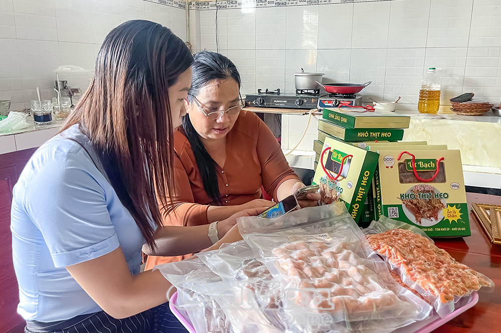 Hội Liên hiệp Phụ nữ phường Tân Thành, hỗ trợ hội viên Cao Thị Bạch, quảng bá sản phẩm OCOP trên mạng xã hội, mở rộng kênh tiêu thụ dịp Tết.