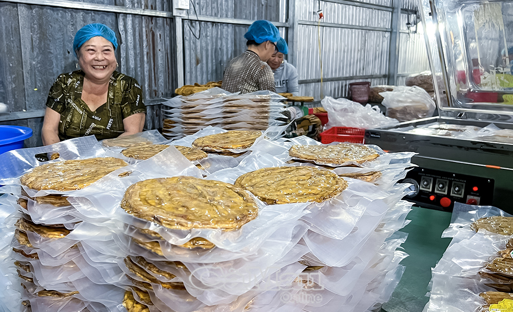 Các cơ sở chuối khô trên địa bàn đã tạo việc làm và thu nhập ổn định cho lao động nông thôn. Ảnh: Trúc Linh