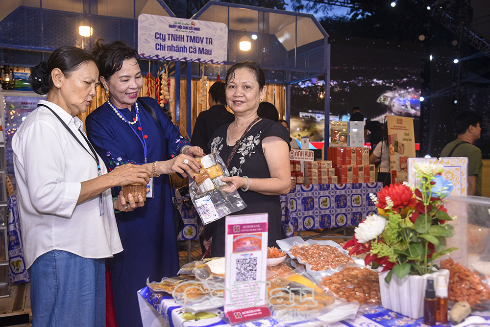Bà Nguyễn Thị Kim Nên (giữa), giới thiệu sản phẩm OCOP tại sự kiện “Xin chào Cà Mau”. Ảnh: Hữu Thọ