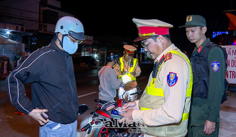 Cảnh sát giao thông kiểm tra giấy tờ của người điều khiển phương tiện.