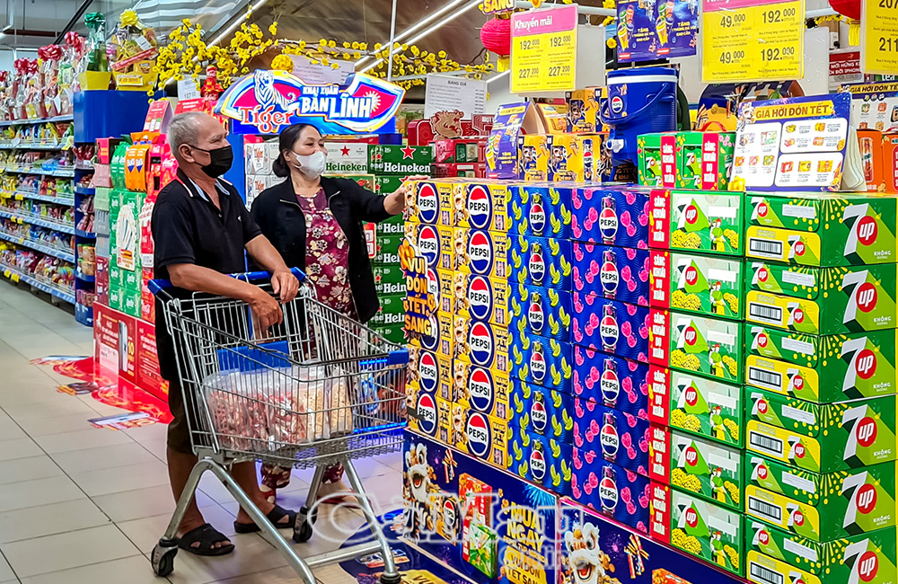 Người tiêu dùng lựa chọn hàng Việt tại siêu thị Co.opmart Cà Mau.