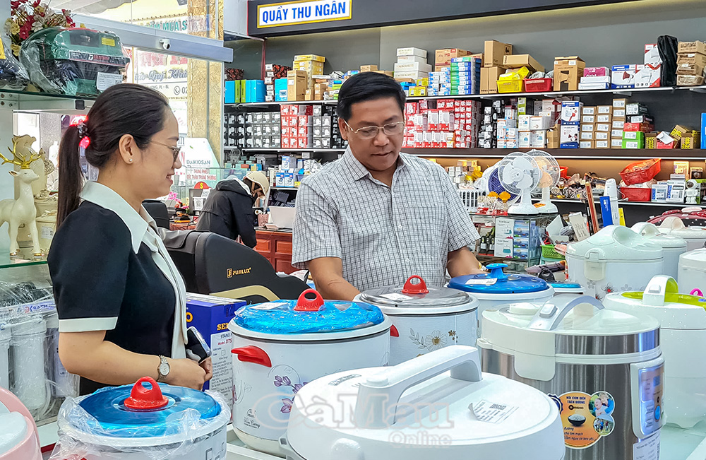 Chị Hồ Mỹ Loan được tư vấn sản phẩm gia dụng sản xuất trong nước.