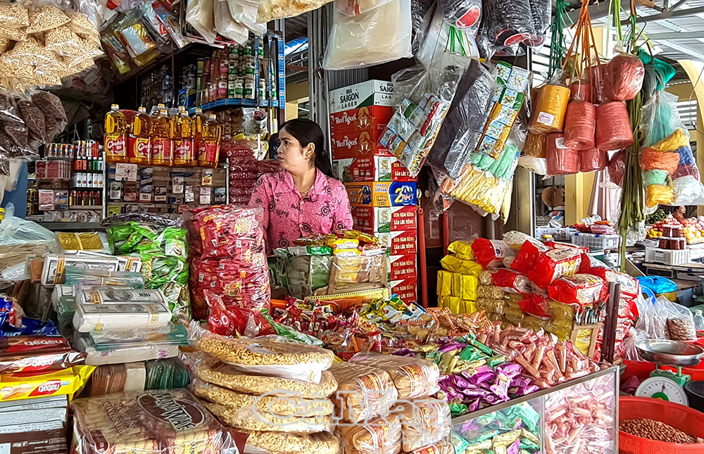 Các tiểu thương chợ truyền thống ưu tiên kinh doanh bánh kẹo, thực phẩm là hàng Việt.