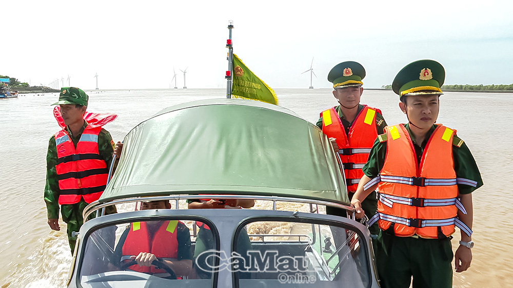 Cán bộ, chiến sĩ Ðồn Biên phòng Gành Hào tuần tra trên biển.