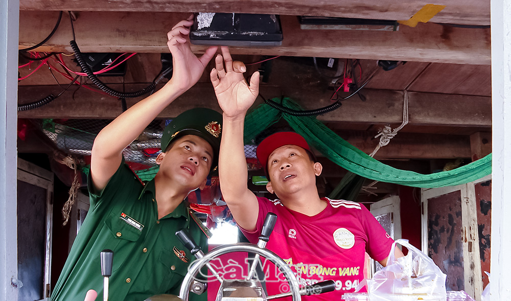 Cán bộ, chiến sĩ Ðồn Biên phòng Gành Hào kiểm tra hệ thống giám sát hành trình trên tàu cá của ngư dân tại cửa biển Gành Hào.