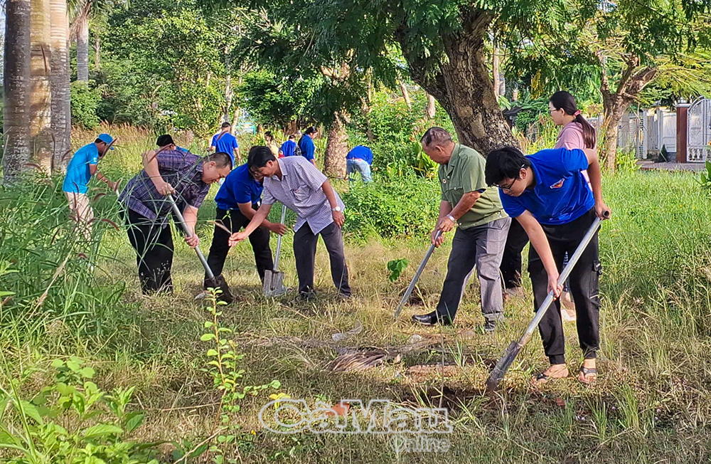Mặt trận và các đoàn thể phường ra quân làm vệ sinh môi trường.