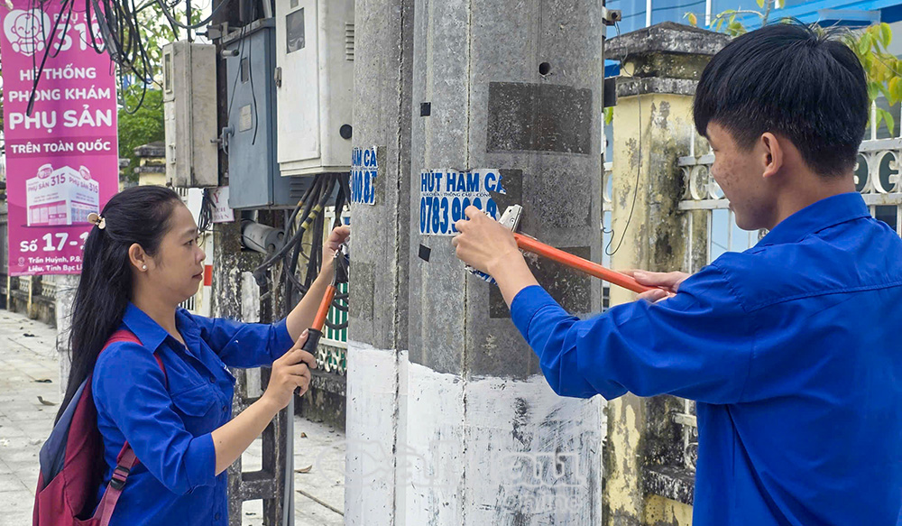 Ðoàn thanh niên phường tháo gỡ các quảng cáo trên tuyến đường Võ Thị Sáu.