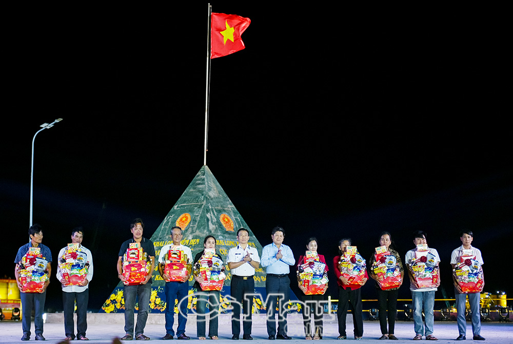 Ðại tá Bùi Văn Quỳ, Phó Tư lệnh Binh đoàn 20 và đồng chí Lê Văn Sử, Phó Chủ tịch UBND tỉnh Cà Mau, trao quà xuân cho các hộ dân xã Ðất Mũi đã đồng hành cùng dự án.