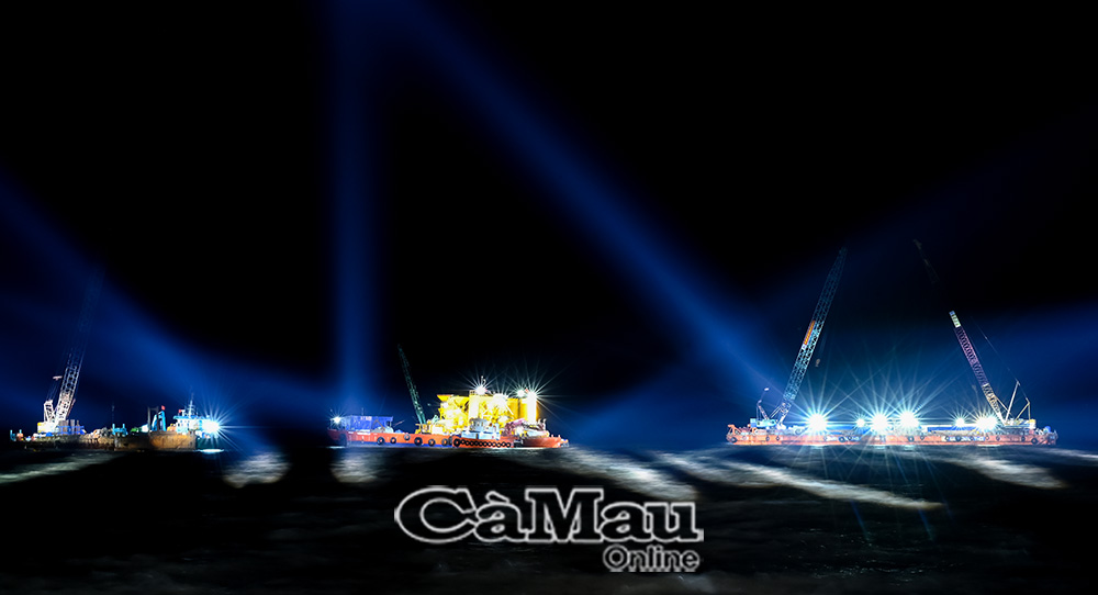 Đêm trên công trường vượt biển ra Hòn Khoai vẫn rộn ràng, sáng ngời khí thế thi công những ngày cận Tết.