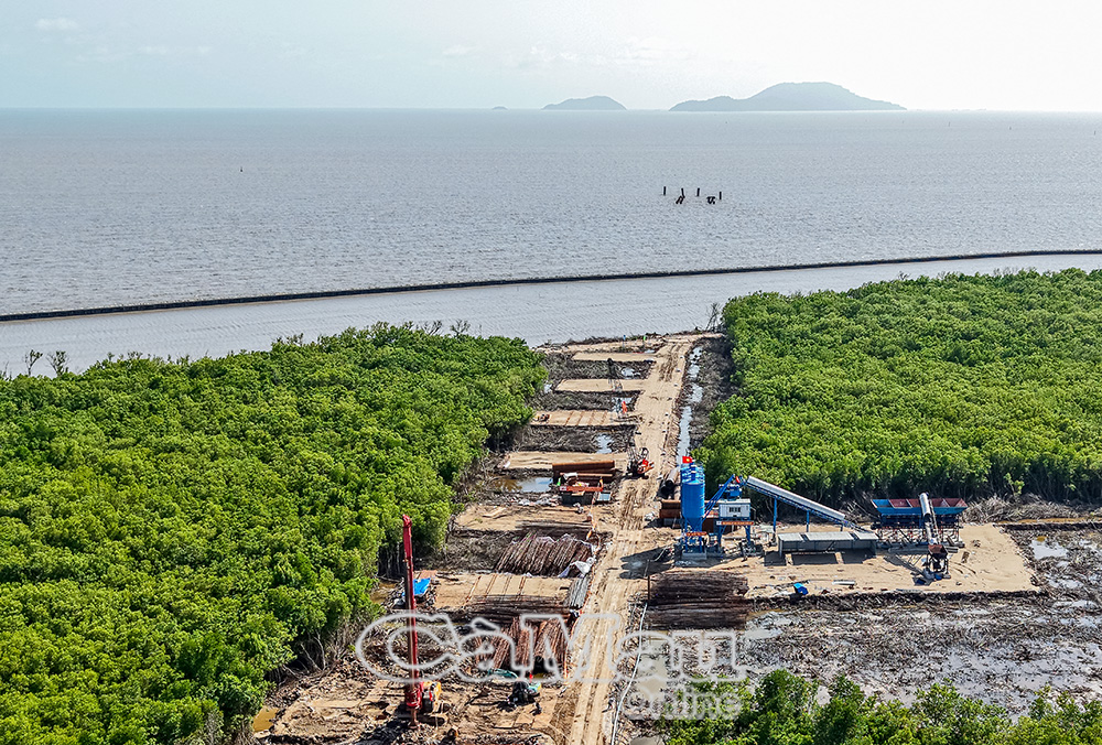 Trên công trường điểm cuối cao tốc Cà Mau - Đất Mũi, cũng là điểm đầu đường ra đảo Hòn Khoai.