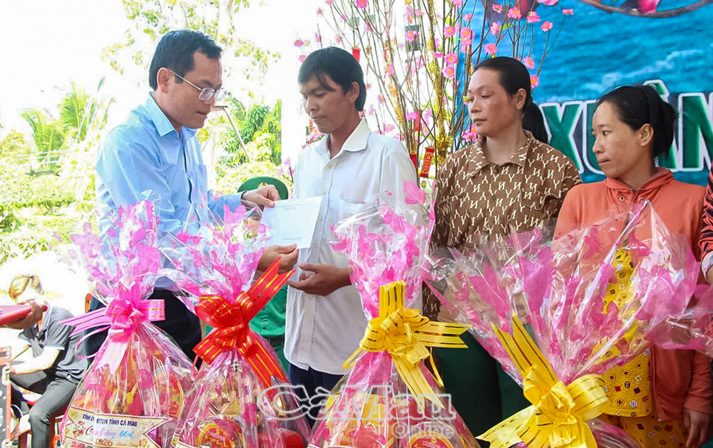 Ông Ngô Vũ Thăng, Phó Chủ tịch UBND tỉnh Cà Mau (bìa trái), trao quà cho bà con khu vực biên giới tại ÐBP Gành Hào.