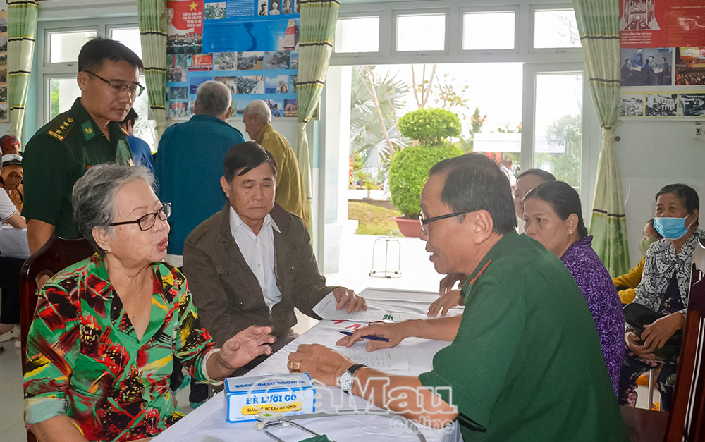 Khám bệnh cấp thuốc miễn phí tại ÐBP Gành Hào.