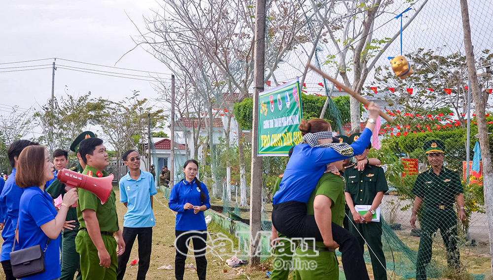 Hội thao vui nhộn trong chương trình “Xuân Biên phòng ấm lòng dân bản” tại ÐBP Gành Hào.