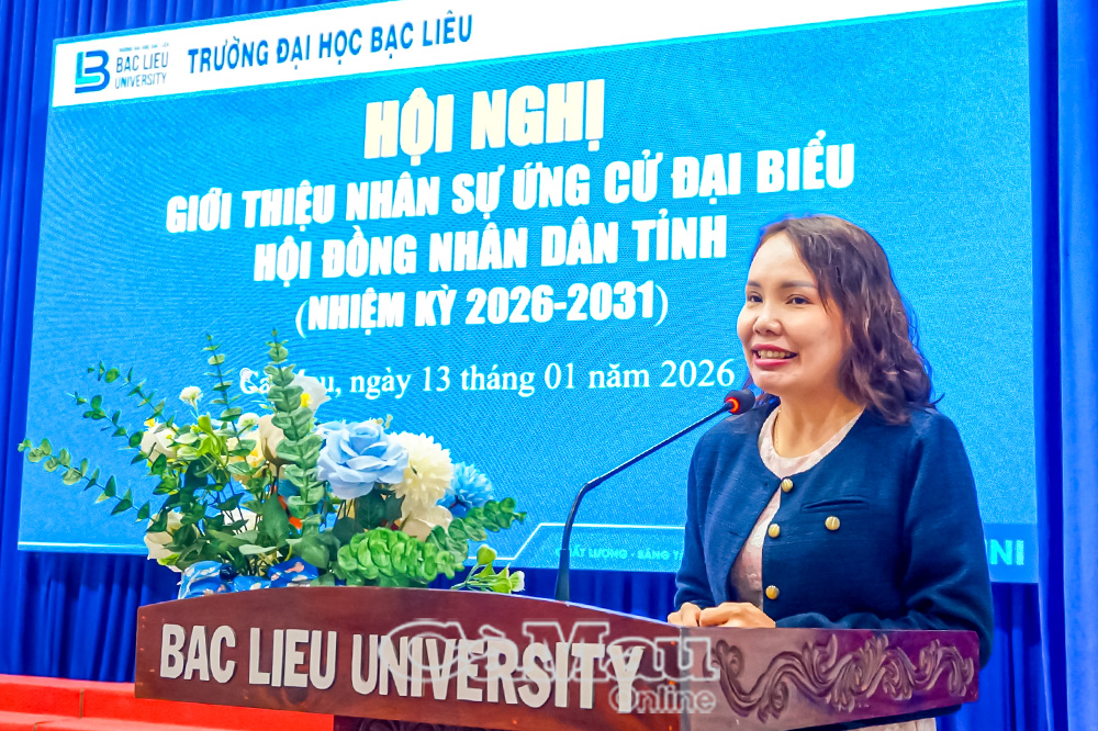 Thạc sĩ Phạm Thanh Loan phát biểu cam kết thực hiện tốt nhiệm vụ ứng cử viên đại biểu HĐND tỉnh Cà Mau theo quy định. Ảnh: Nhà trường cung cấp