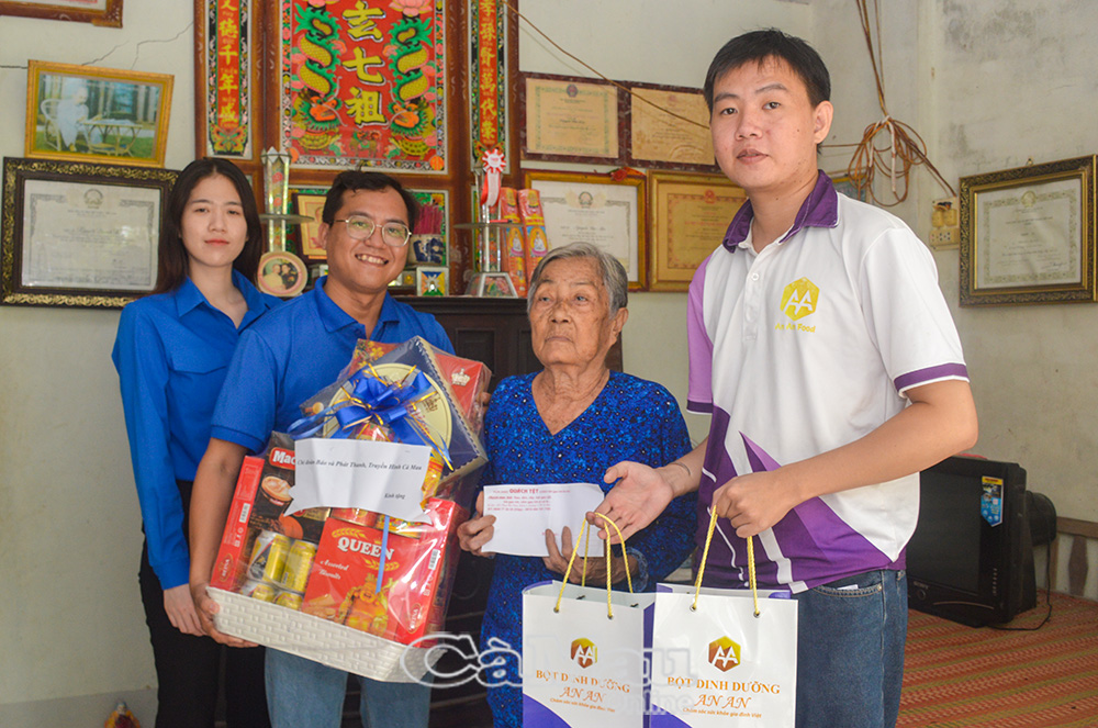 “Về nghe Mẹ kể” được chi đoàn Báo và phát thanh, truyền hình Cà Mau duy trì từ sự kết nối với nhiều đơn vị.