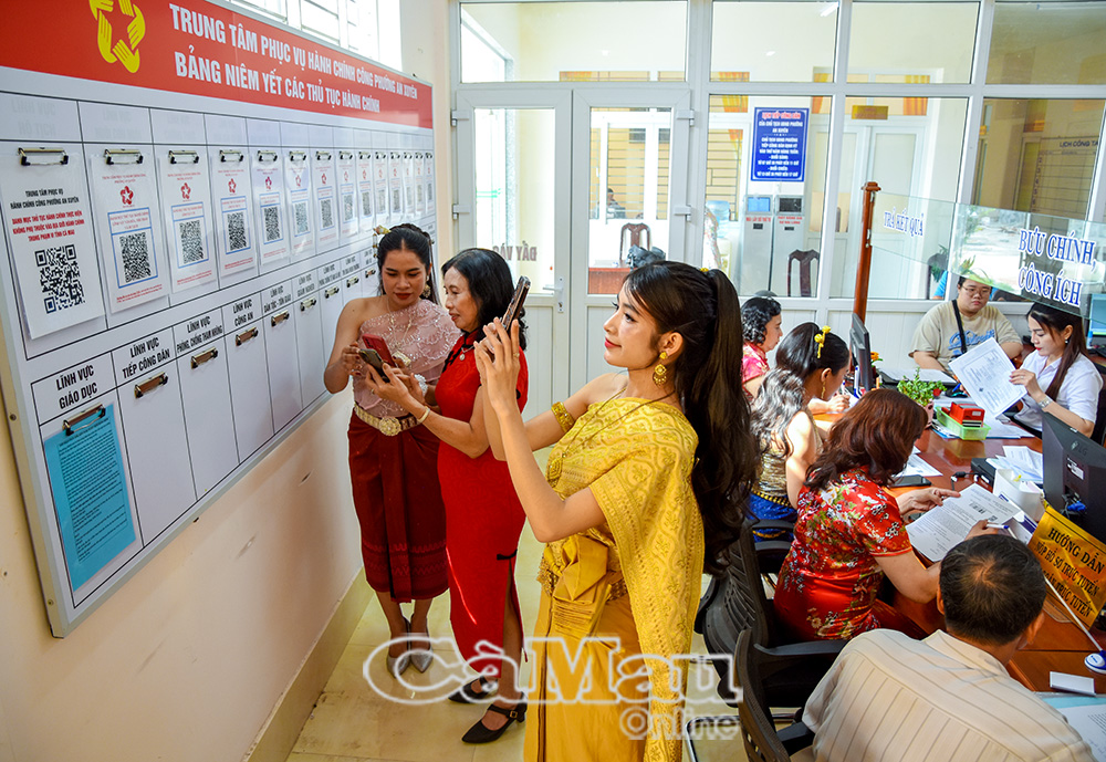 Chỉ với điện thoại thông minh, người dân có thể dễ dàng tra cứu những thủ tục hành chính đã được công khai và theo dõi quá trình giải quyết hồ sơ của mình.