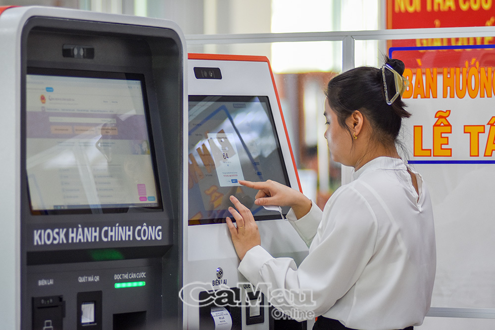 Phần mềm lấy số thứ tự và tiếp nhận hồ sơ trực tuyến được áp dụng rộng rãi tại nhiều trung tâm phục vụ hành chính công trên địa bàn tỉnh Cà Mau.