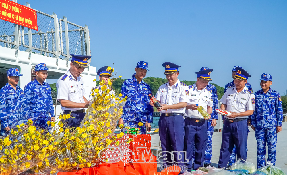 Các phần quà Tết được kiểm tra cẩn thận trước khi đưa lên tàu tặng các lực lượng và người dân đảo tiền tiêu cũng như trên biển.