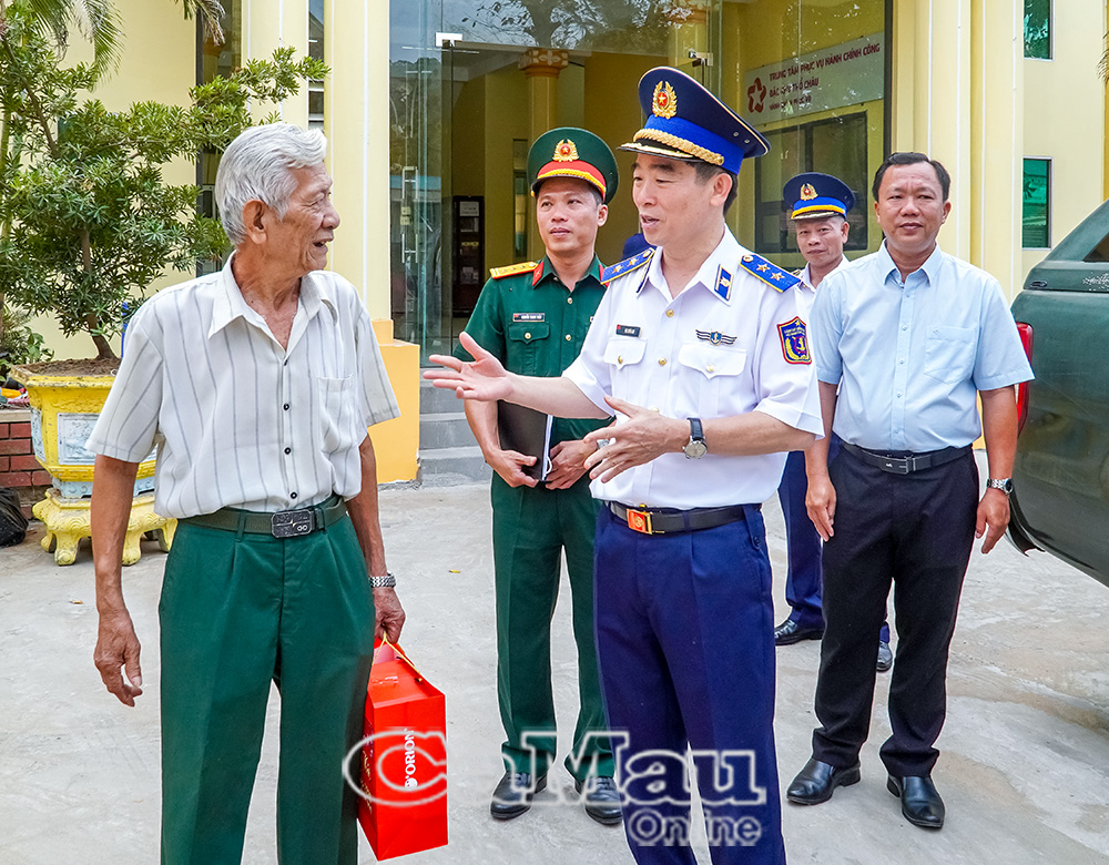 Trung tướng Bùi Quốc Oai, Chính uỷ Cảnh sát biển Việt Nam, tặng quà, thăm hỏi bà con trên đặc khu Thổ Châu.