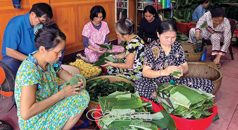 Tháng Chạp về là dịp dòng họ gia đình quây quần gói bánh chưng, bánh tét đón xuân, vui Tết.