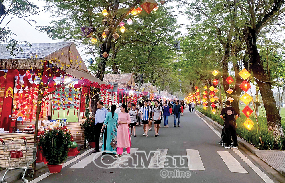 Nam thanh nữ tú du xuân trên phố đi bộ trong hoàng thành Huế.