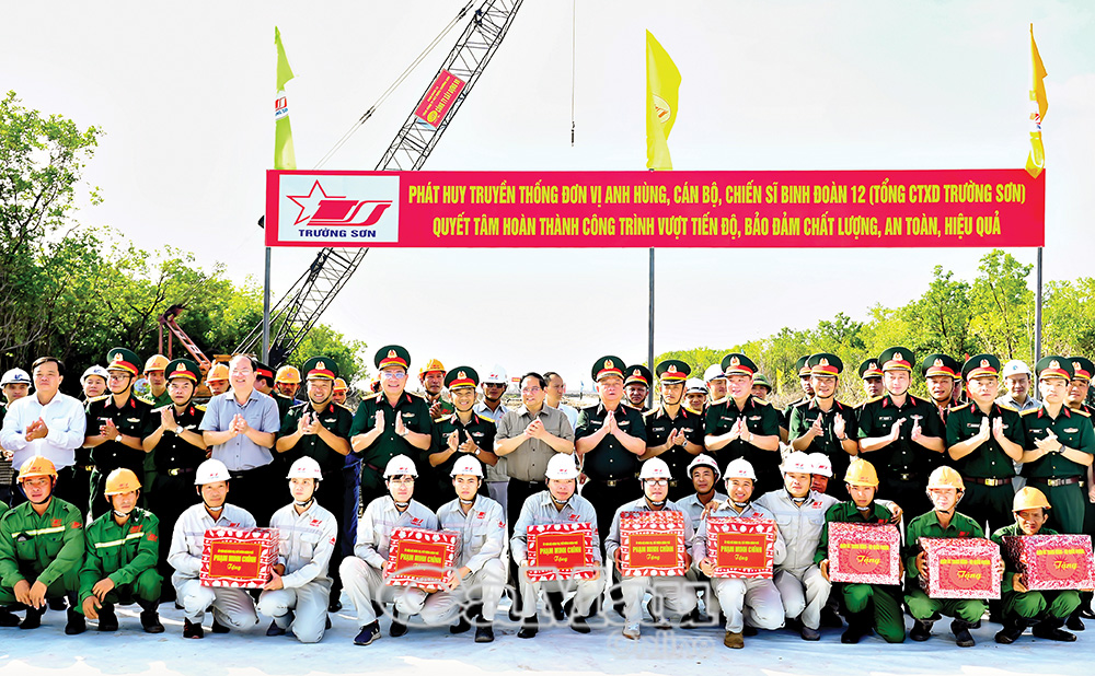 Thủ tướng Chính phủ Phạm Minh Chính và Bí thư Tỉnh uỷ Nguyễn Hồ Hải, Phó Bí thư Thường trực Tỉnh uỷ Huỳnh Quốc Việt, cùng các tướng lĩnh quân đội đến thăm, tặng quà động viên các lực lượng đang thi công các công trình trọng điểm tại Cà Mau, ngày 28/12. Ảnh: THANH MINH