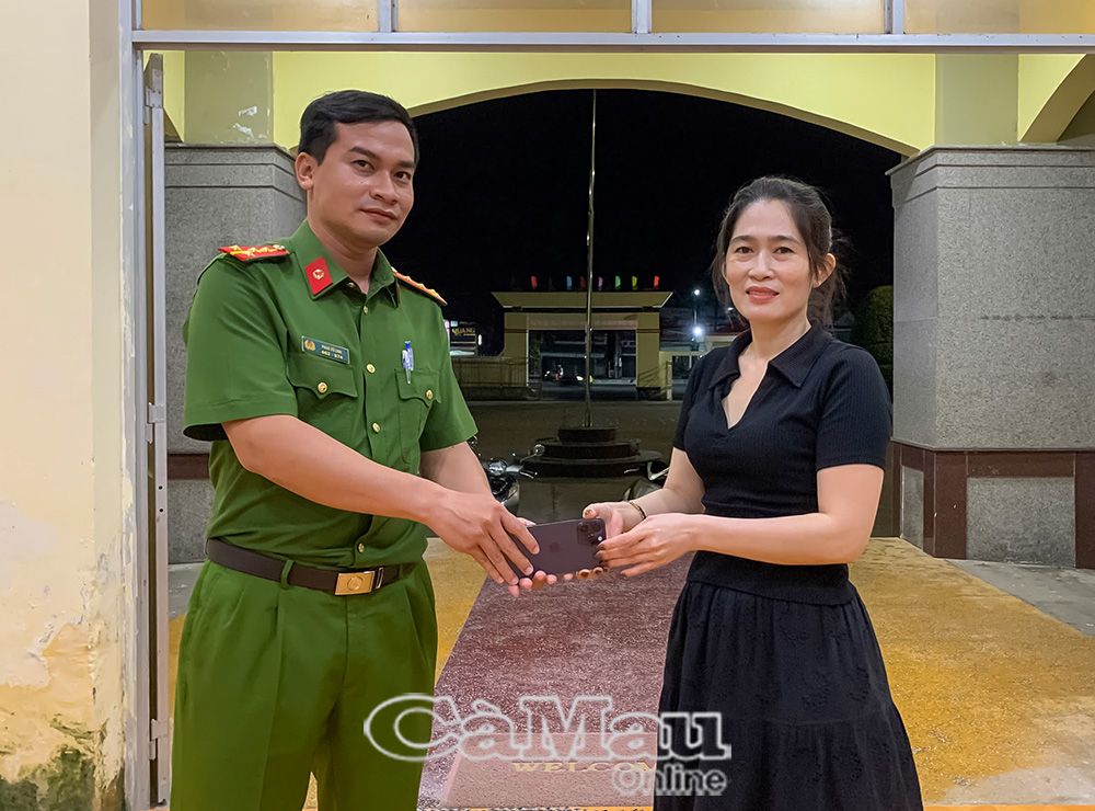 Công an phường Giá Rai trao trả điện thoại iPhone 14 bị đánh rơi cho chị Trần Thị Xuân Hoa (áo đen).