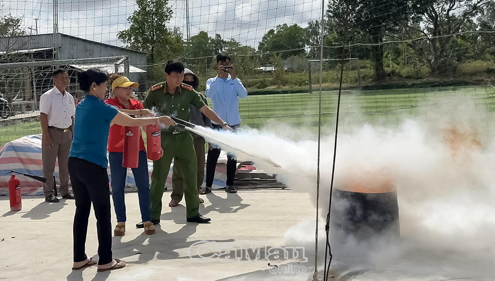 Lực lượng Công an xã Tân Hưng trực tiếp hướng dẫn người dân thực hành sử dụng bình chữa cháy, nâng cao kỹ năng phòng cháy, chữa cháy trong cao điểm Tết.