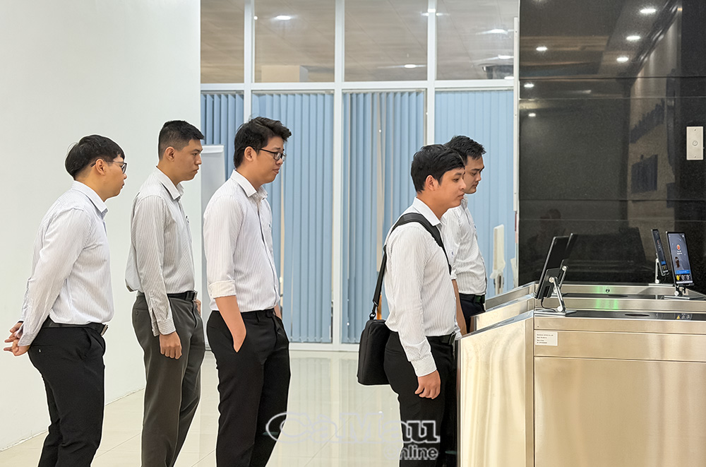 VNPT Cà Mau triển khai ứng dụng VnFace, hệ thống điểm danh thông minh bằng công nghệ nhận diện khuôn mặt, tại trụ sở làm việc của đơn vị.