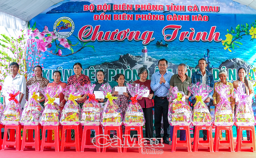 Ðồng chí Ngô Vũ Thăng, Phó Chủ tịch UBND tỉnh Cà Mau, tặng quà người nghèo trong Chương trình “Xuân biên phòng ấm lòng dân bản” tại Ðồn Biên phòng Gành Hào.