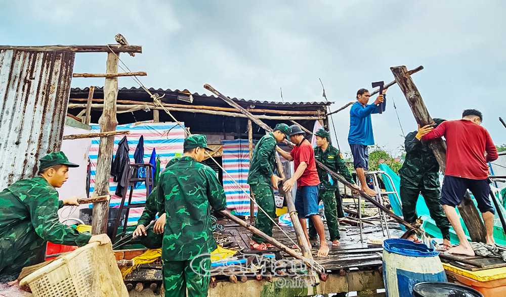 Cán bộ, chiến sĩ Ðồn Biên phòng Ðất Mũi giúp dân khắc phục hậu quả  thiên tai. (Ảnh chụp ngày 15/7/2025).
