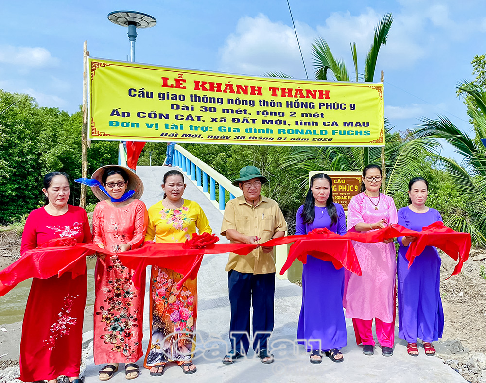 Ông Nguyễn Phương Đông, Bí thư Đảng uỷ xã Đất Mới cùng các nhà tài trợ khánh thành cầu giao thông nông thôn “Hồng Phúc 9” tại ấp Cồn Cát, góp phần hoàn thiện hạ tầng, tạo thuận lợi cho người dân đi lại và phát triển sản xuất.