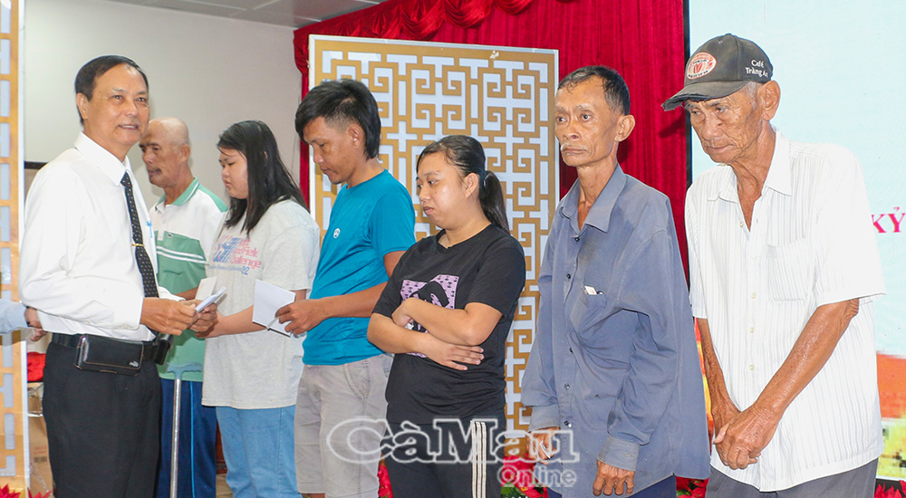 Hội Bảo trợ người tàn tật và trẻ mồ côi tỉnh Cà Mau tổ chức trao gần 100 suất quà cho người khuyết tật nhân kỷ niệm 33 năm Ngày quốc tế người khuyết tật (3/12/1992-3/12/2025) tại phường Bạc Liêu.