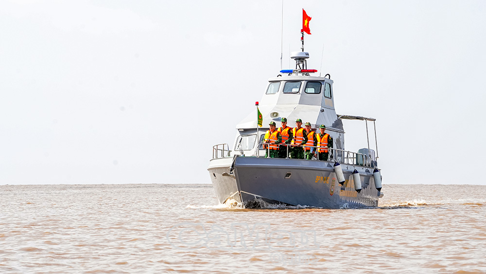 Lực lượng biên phòng tuần tra, giám sát tại cửa biển Rạch Gốc, Xã Phan Ngọc Hiển, trong đó có nhiệm vụ kiểm tra, quản lý thiết bị giám sát hành trình trên các phương tiện bắt buộc lắp đặt.