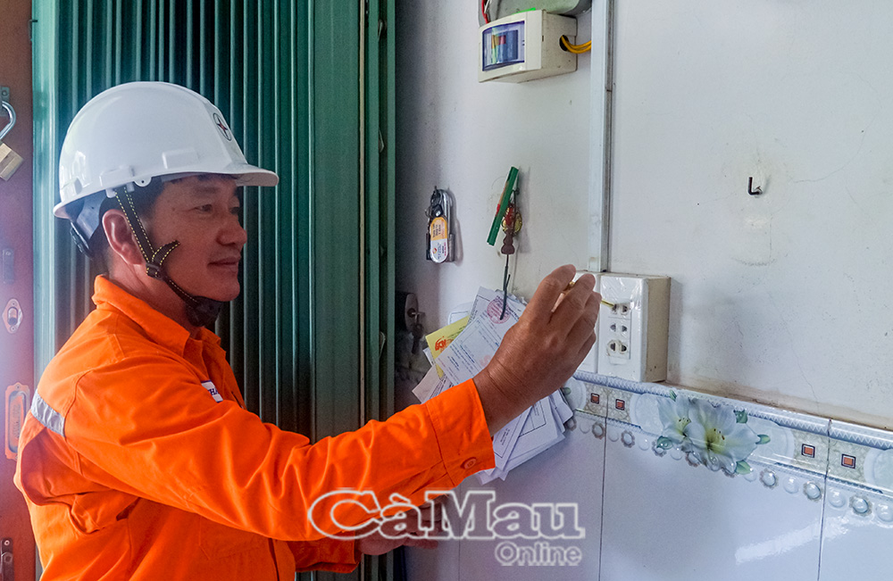 Nhân viên Ðiện lực Cà Mau kiểm  tra hệ thống điện tại nhà người dân.