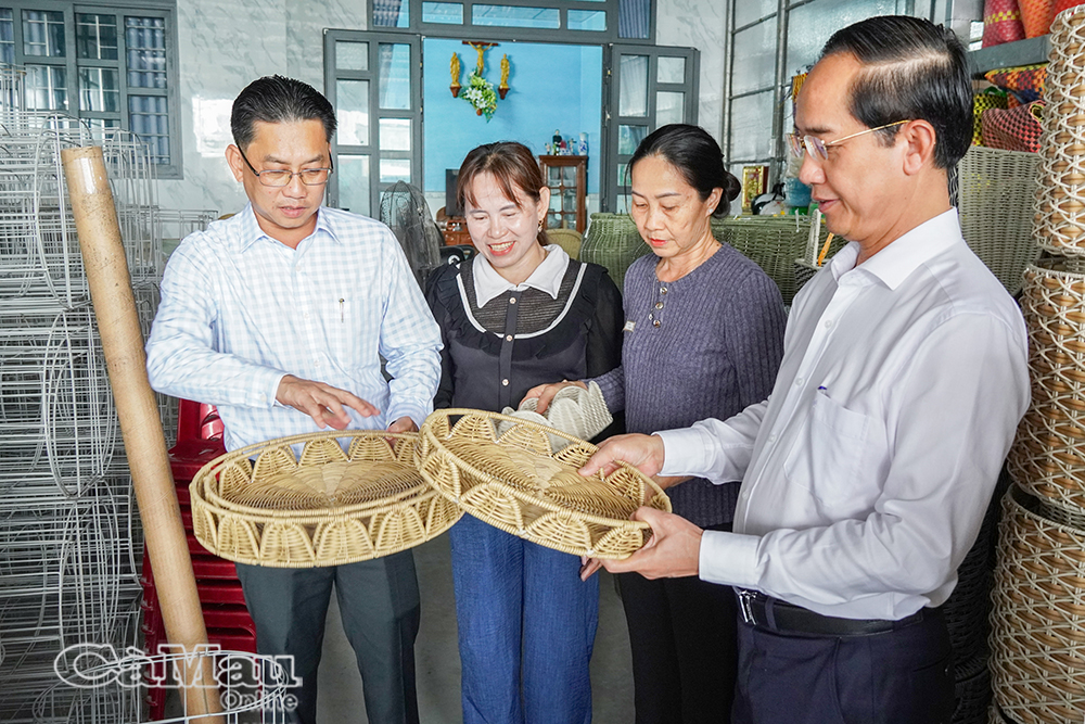 Ðồng chí Hồ Thanh Thuỷ, Phó Bí thư Tỉnh uỷ, Chủ tịch Uỷ ban MTTQ Việt Nam tỉnh Cà Mau, khảo sát tại HTX thủ công mỹ nghệ Ngọc Diễm ở ấp Ninh Chài, xã Ninh Quới.