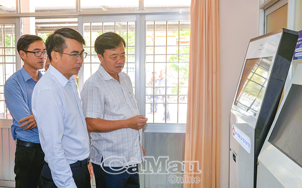 Phó Bí thư Thường trực Tỉnh uỷ Cà Mau Huỳnh Quốc Việt kiểm tra công tác chuyển đổi số tại Trung tâm Phục vụ hành chính công Xã Hồng Dân.