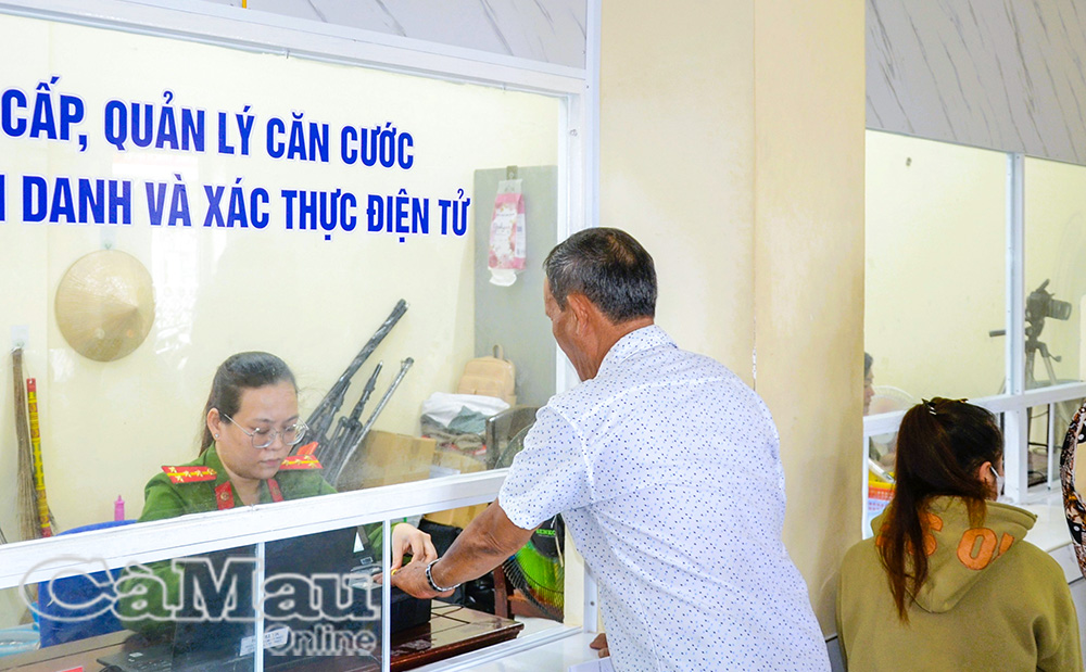 Thực hiện cấp và xác thực định danh điện tử cho công dân tại Công an xã Hòa Bình.