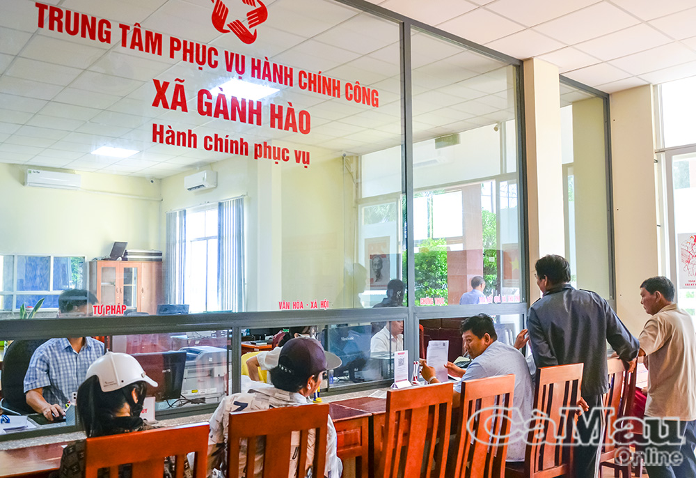 Cà Mau phấn đấu tỷ lệ dân số trưởng thành tiếp cận dịch vụ số trong y tế, giáo dục, bảo hiểm đạt 65% (Trong ảnh: Trung tâm phục vụ hành chính công xã Gành Hào thực hiện các thủ tục hành chính phục vụ người dân trên địa bàn).