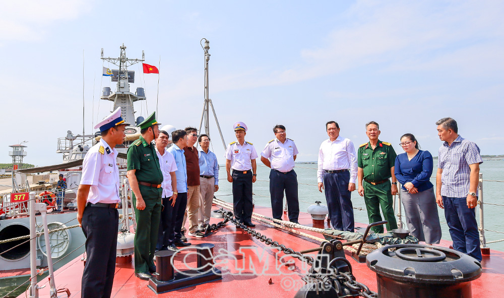 Ðoàn công tác tỉnh Cà Mau do đồng chí Lâm Văn Bi, Phó Chủ tịch Thường trực UBND tỉnh (thứ tư từ phải sang) làm trưởng đoàn, tham quan tàu 378, Lữ đoàn 167, Vùng 2 Hải quân.